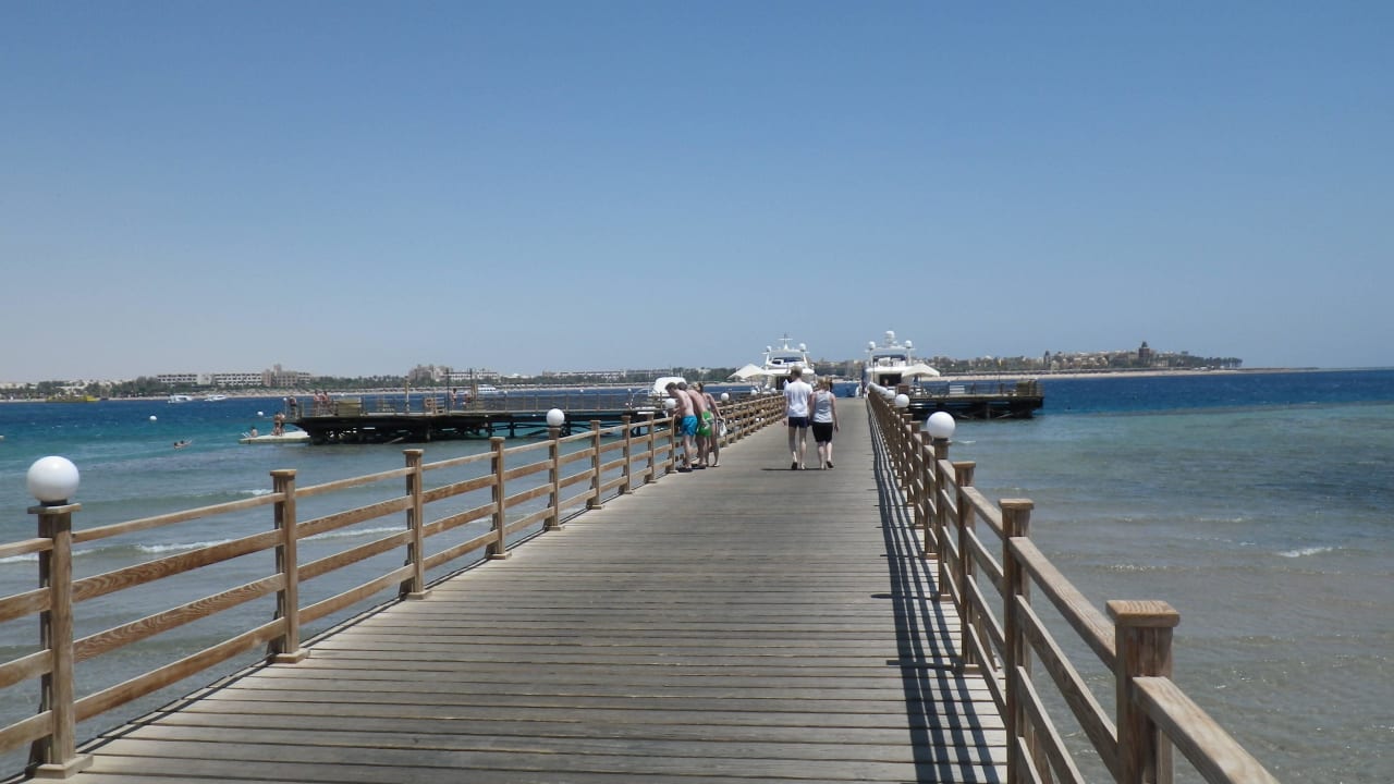Urlanger Steg zur Bade/Schnorchelplattform Cleopatra Luxury Resort Makadi Bay