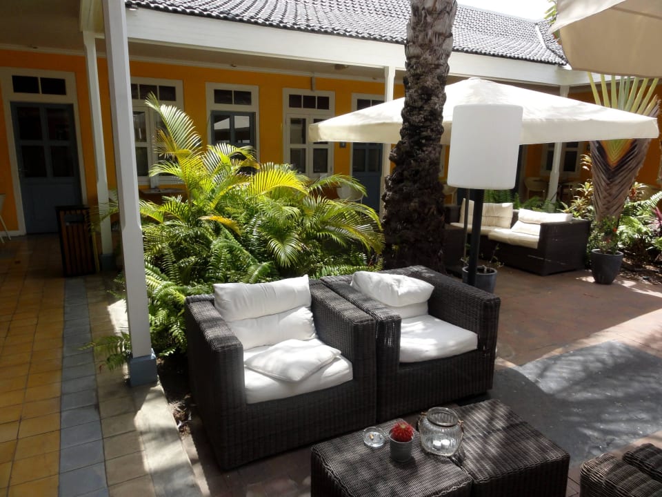 Loungebereich im Garten des Hotels Hotel 't Klooster