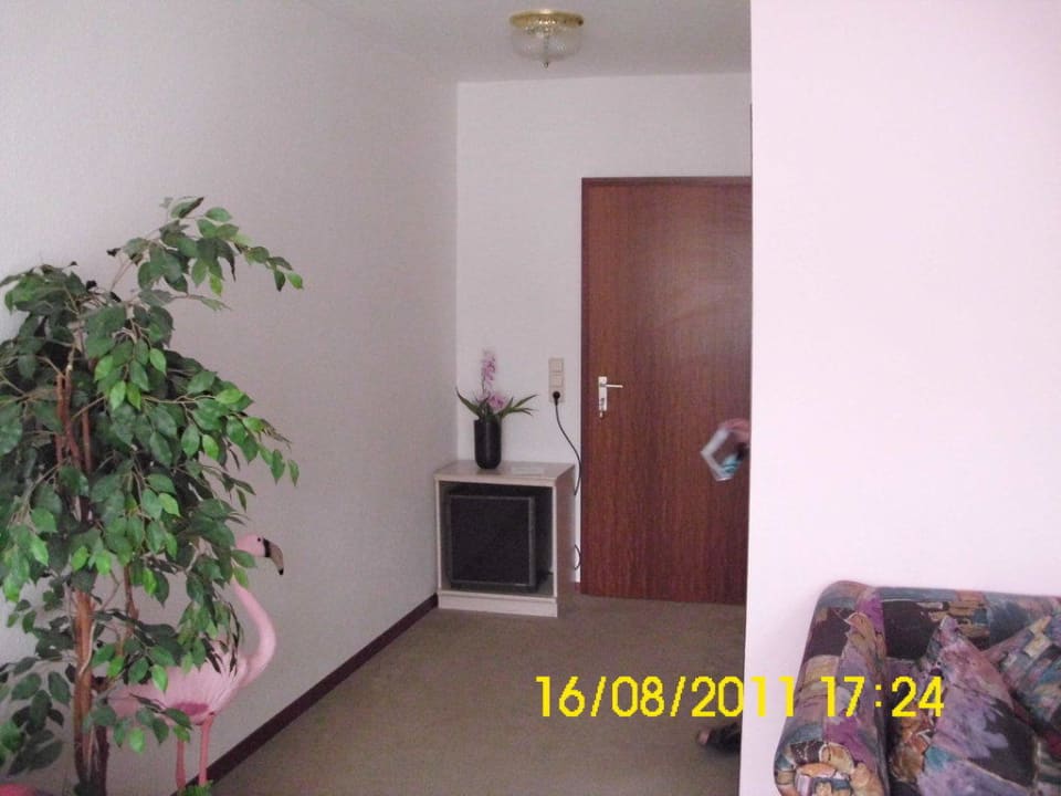 Sicht auf Eingangstür mit kleinem Kühlschrank Landhotel zur Klinke