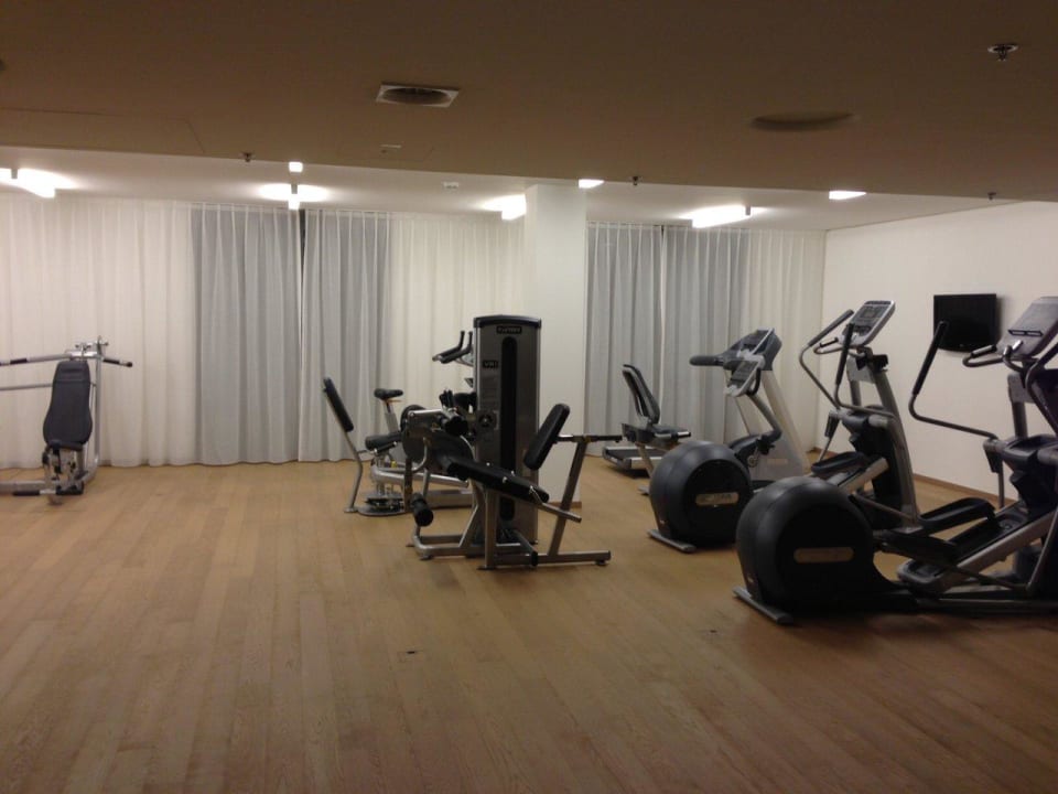 Fitnessbereich mit einigen Geräten DoubleTree by Hilton Vienna Schonbrunn