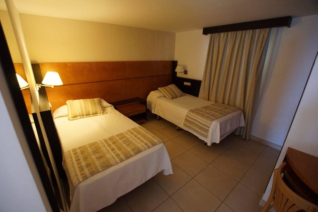 Schlafraum HL Miraflor Suites Hotel