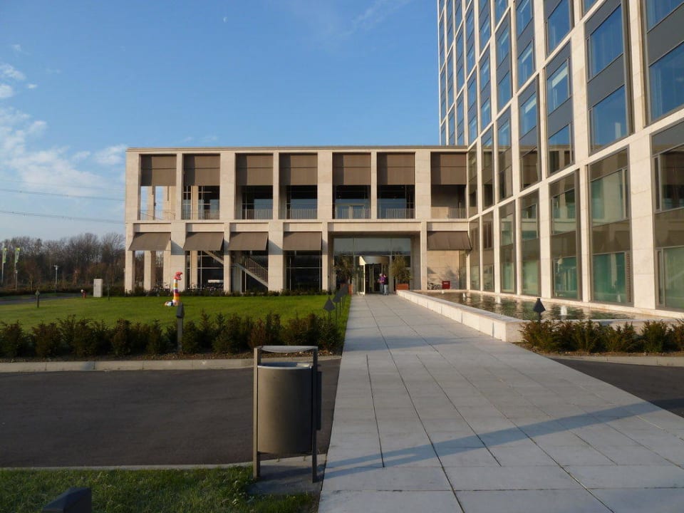 Sehr modern Van der Valk Hotel Düsseldorf