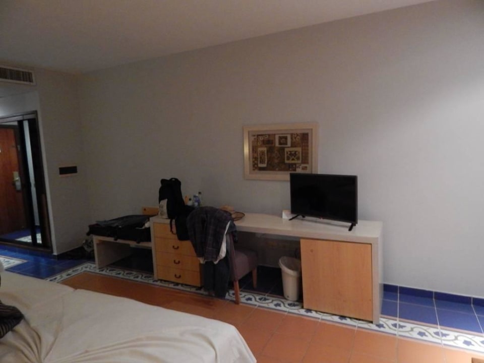 Unterm Fernseher der Kühlschrank/Minibar Memories Miramar Havana