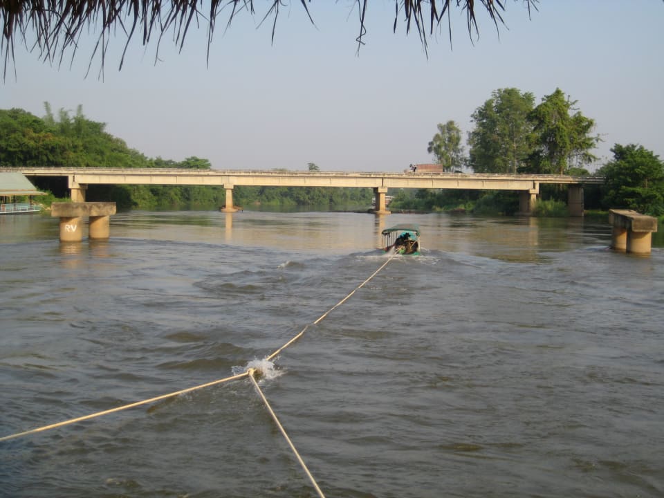 Einfädeln unter einer Brücke Hotel River Kwai Botanic Garden Resort