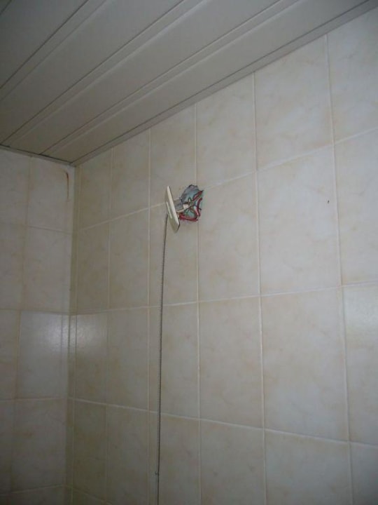 der aus Wand ragende Notschalter in der Badewanne Marianna Palace Hotel