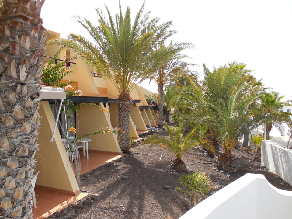 Seitliche Ansicht der zweistöckigen Bungalows Garden & Sea Boutique Lodging by LIVVO