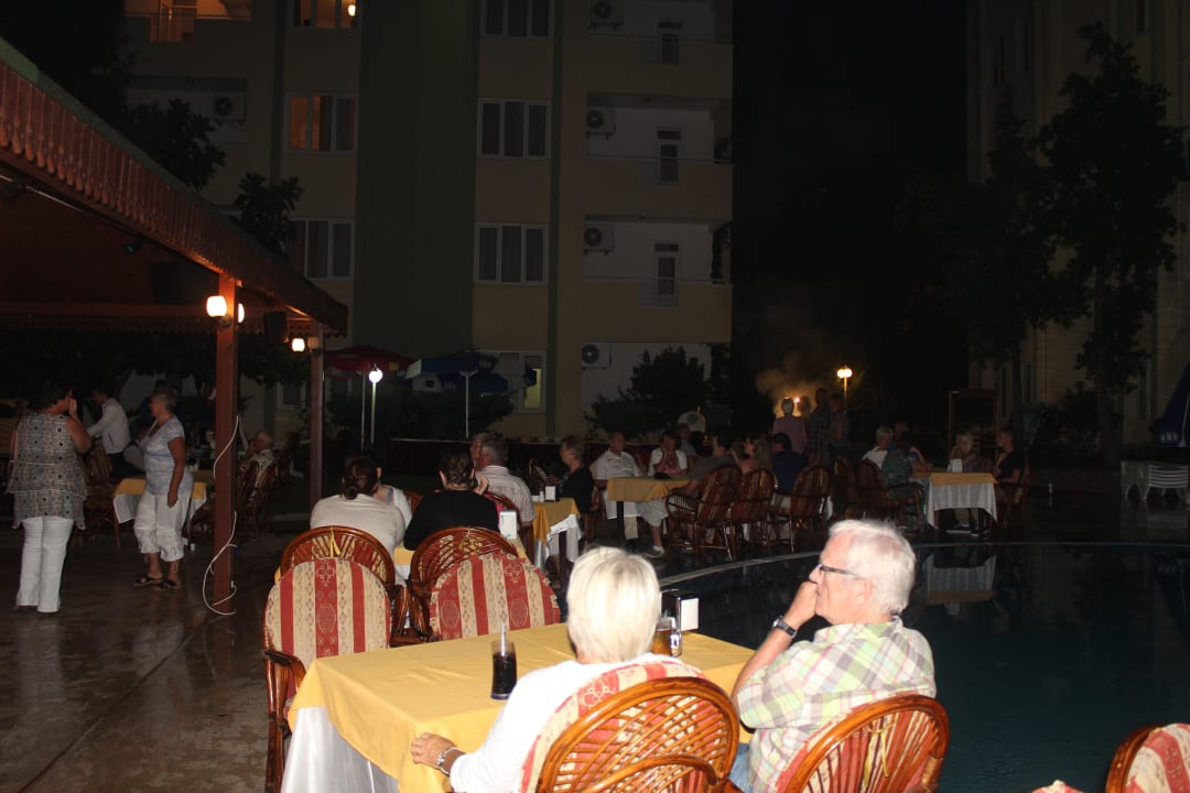 Warten auf's Abendessen Melissa Garden Aparthotel