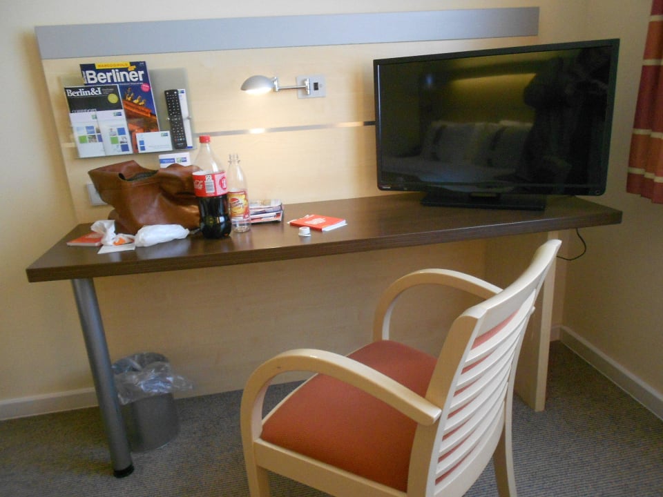 Schreibtisch und Flat-TV Holiday Inn Express Berlin City Center