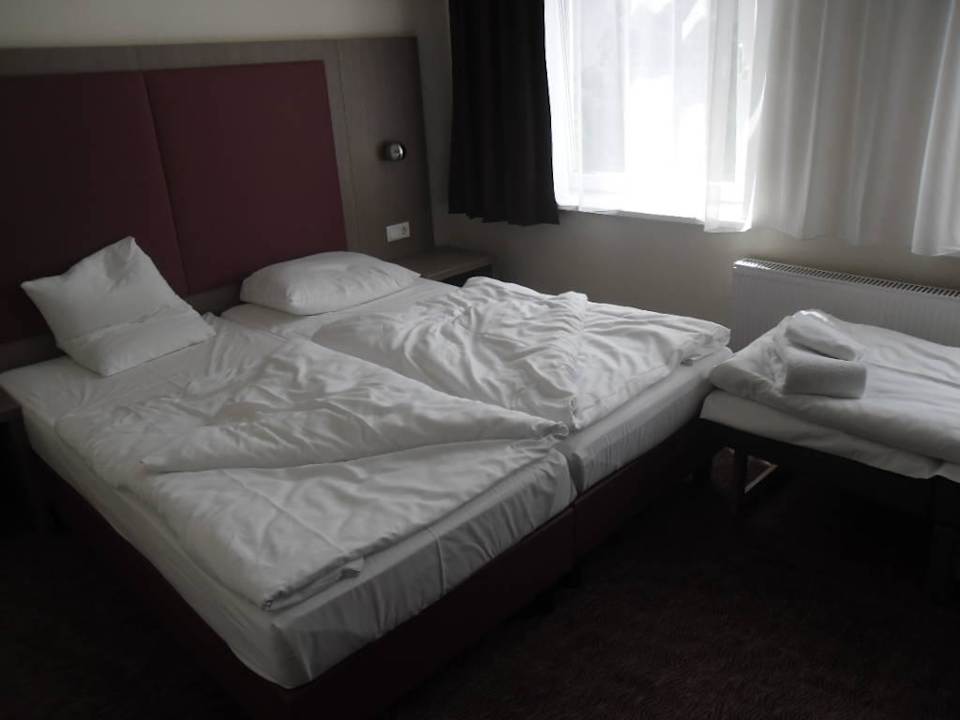 Doppelbett mit Schlafsessel im Komfortzimmer Hotel Norddeutscher Hof