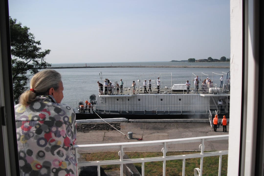 Blick auf Ufer und Seekanal mit "Marineyacht". Hotel Zolotoy Yakor