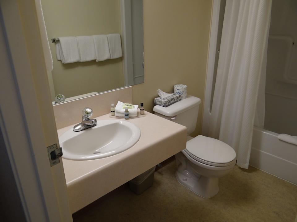 Bad mit Toilette Hotel Sandman