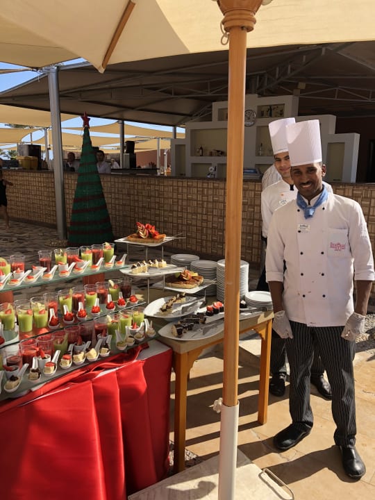 Ein toller Grilltag am pool SUNRISE Royal Makadi Resort