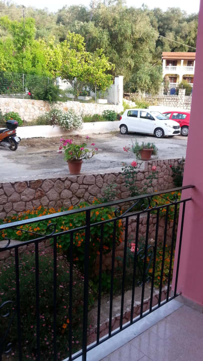 Blick zum Parkplatz  Hotel Adriolos