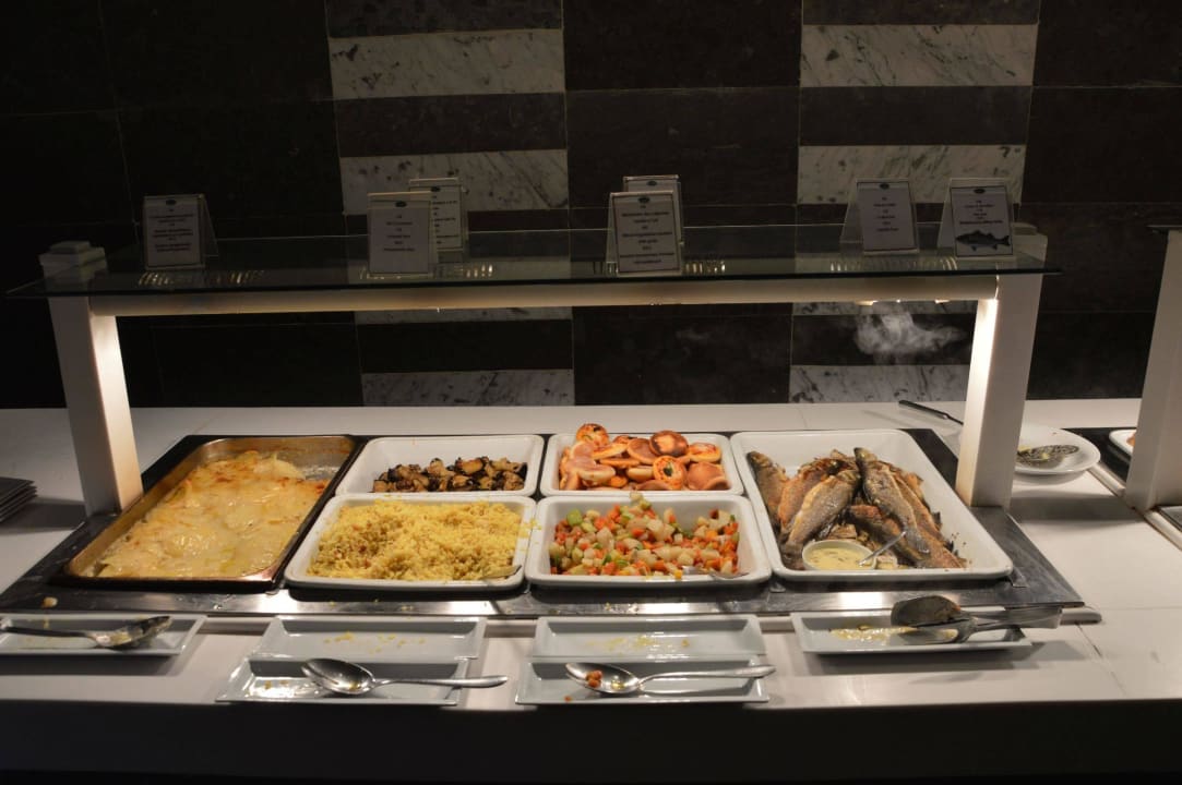 Teil des Abendbüffets The Orangers Beach Resort and Bungalows