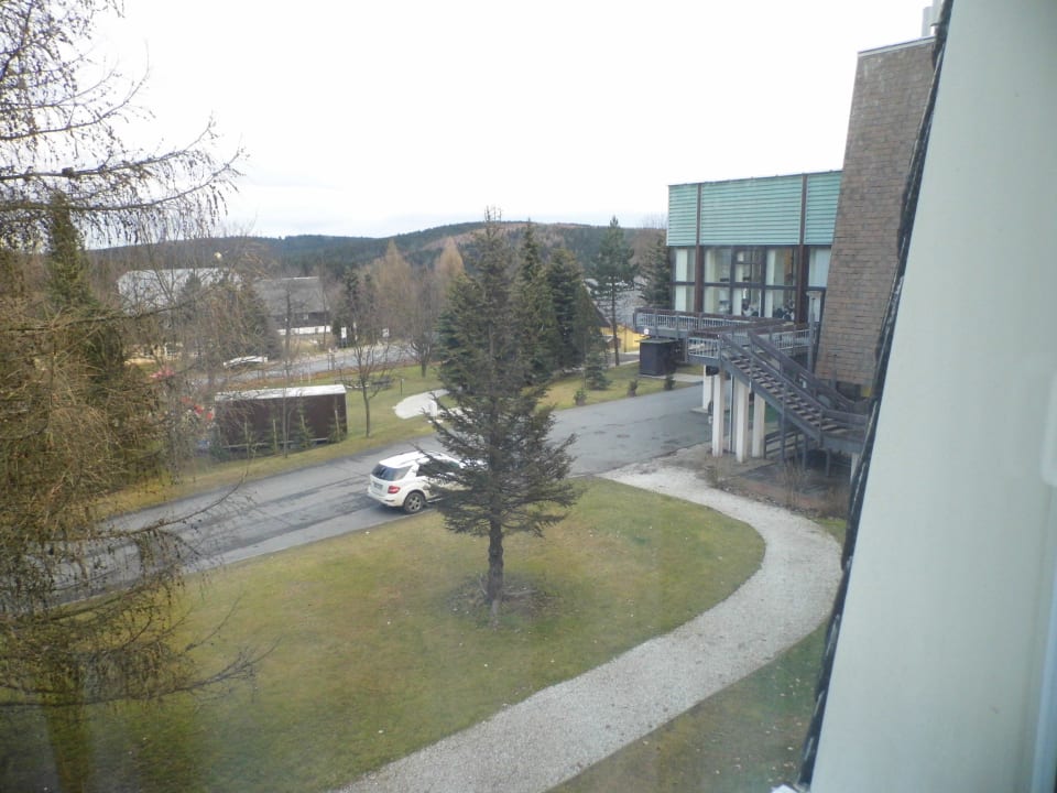 Blick zur Auffahrt AHORN Waldhotel Altenberg