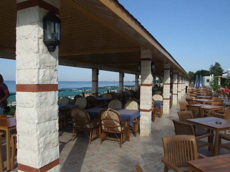 Der überdachte Sitzbereich Hotel Sirma