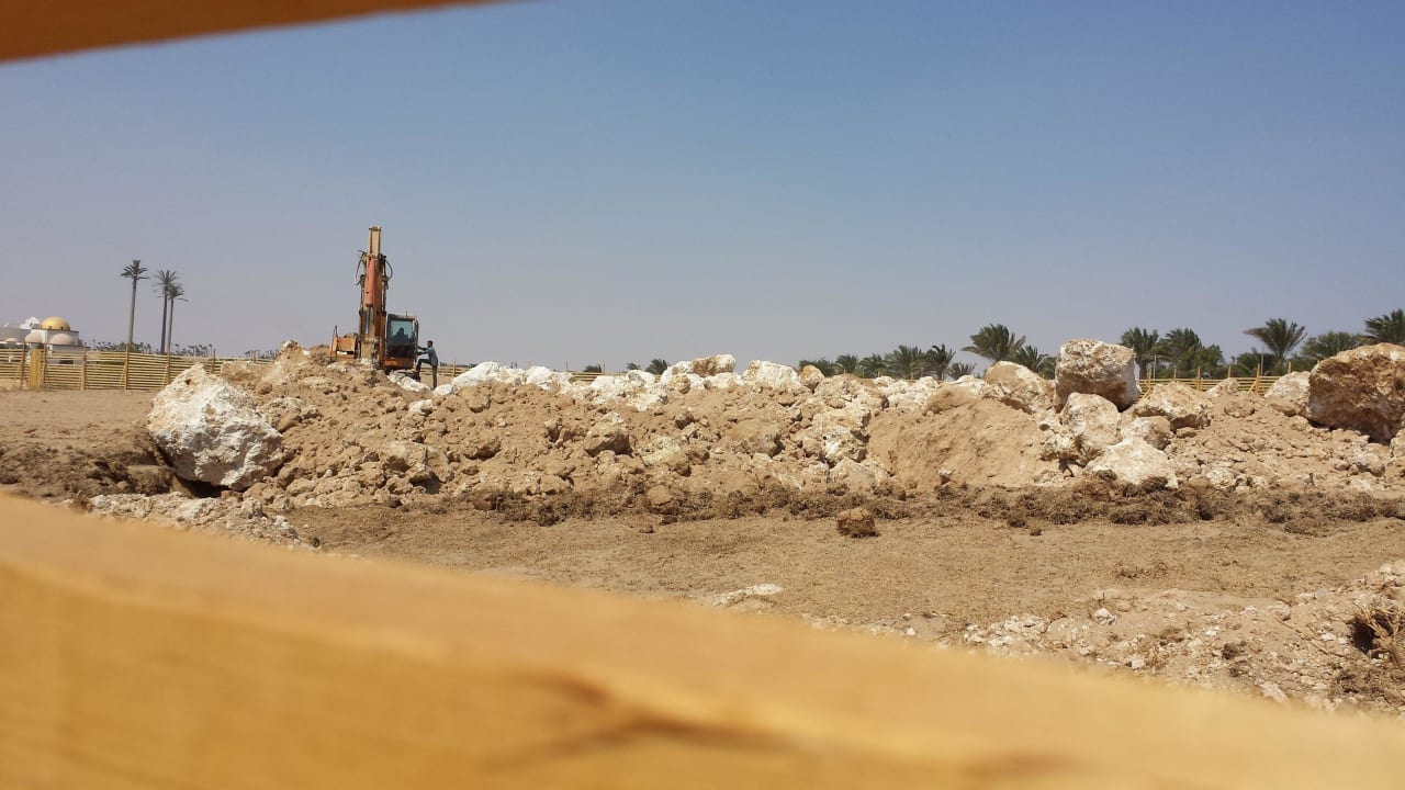 Baustelle vorm Hotel, Rammbock Kaisol Romance Resort