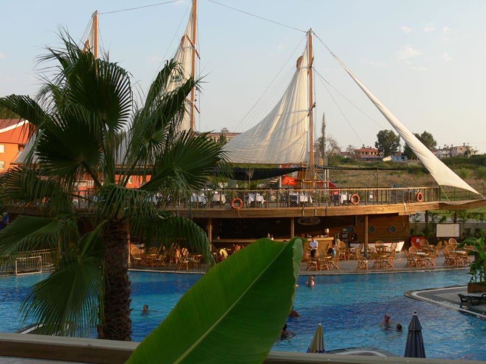 Restaurantschiff am Abend Can Garden Resort