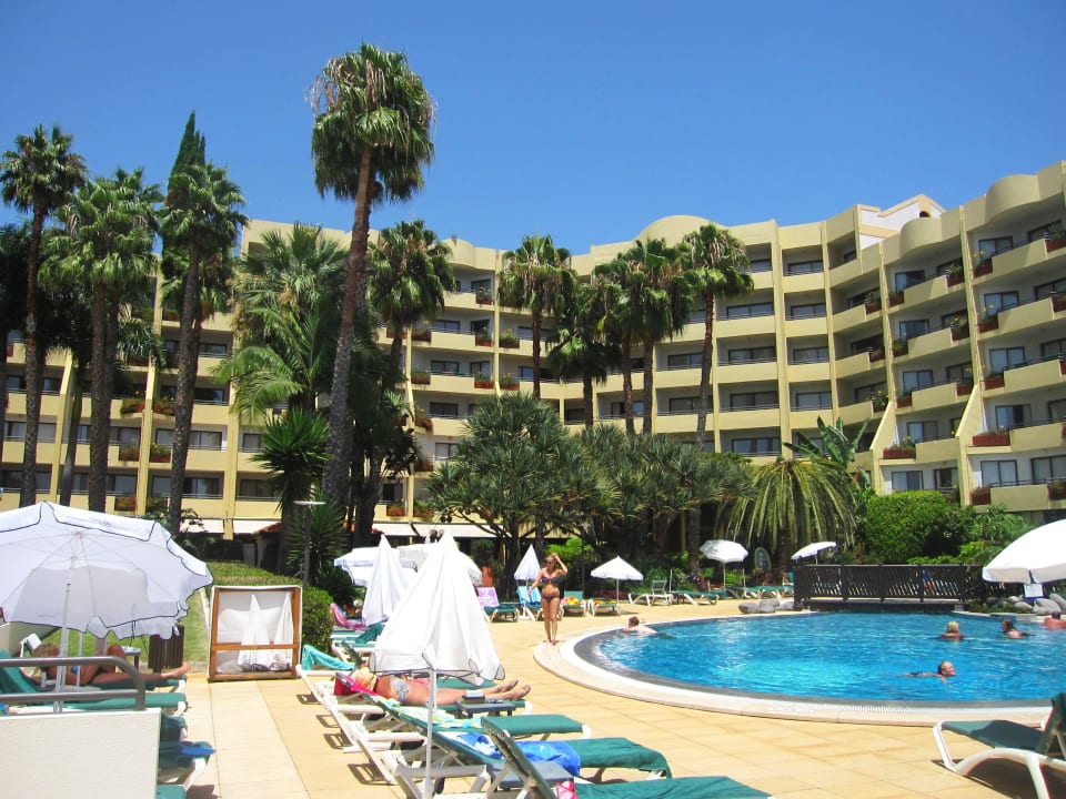 Blick über Pool auf Hotel Suite Hotel Eden Mar - PortoBay