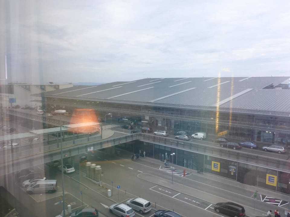 Ausblick  Mövenpick Hotel Stuttgart Airport