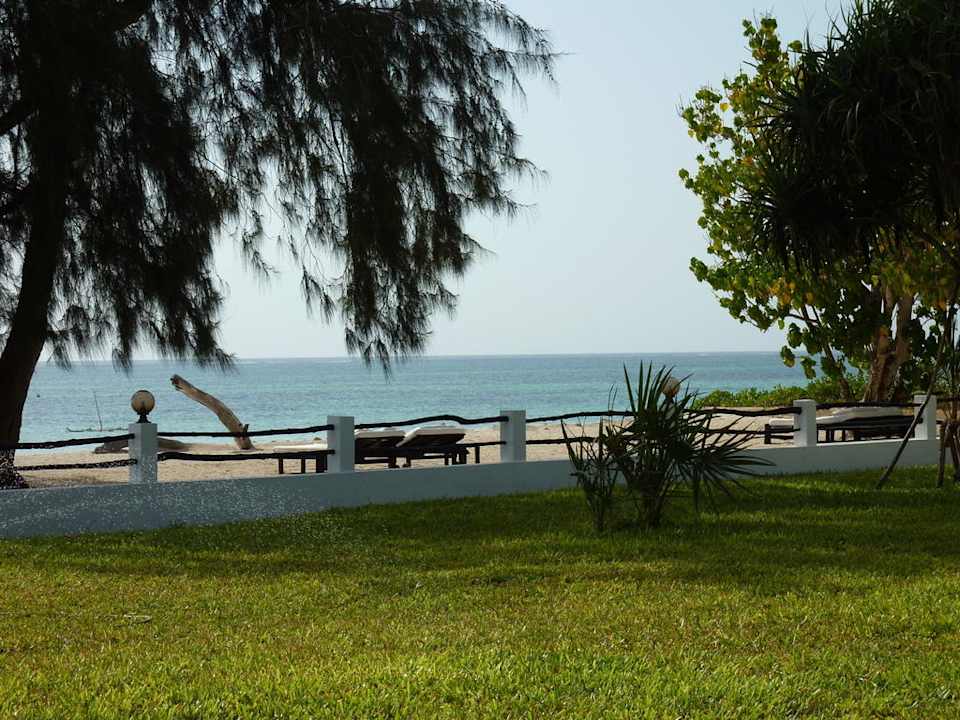Liegen am hoteleigenen Strand Hotel Karibuni Rafiki Beach Resort