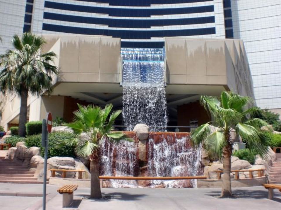 Vor dem Hotel Grand Hyatt Dubai