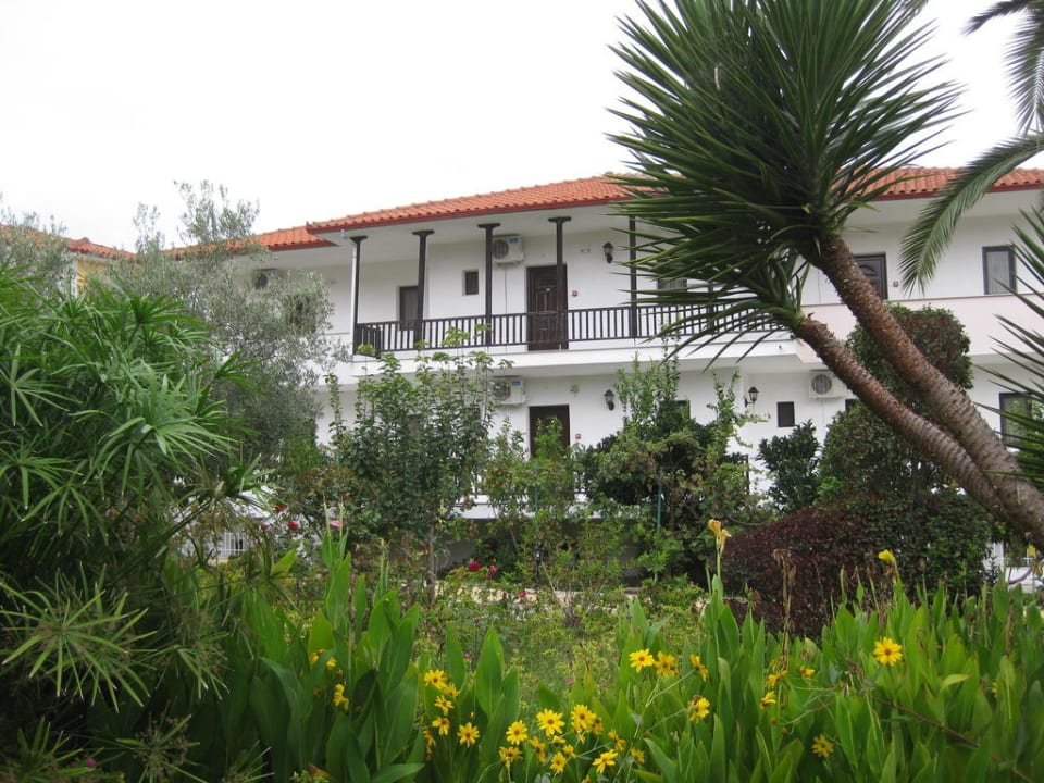 Schön angelegter Garten Hotel Chrousso Village