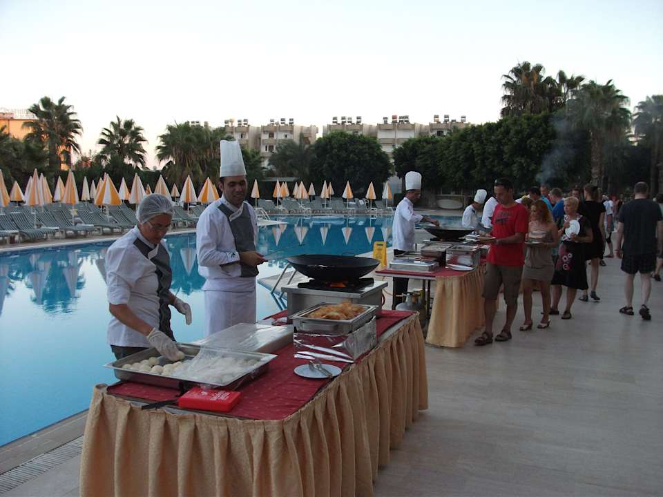 1. mal die Woche Buffet am Pool Hotel Royal Garden Beach