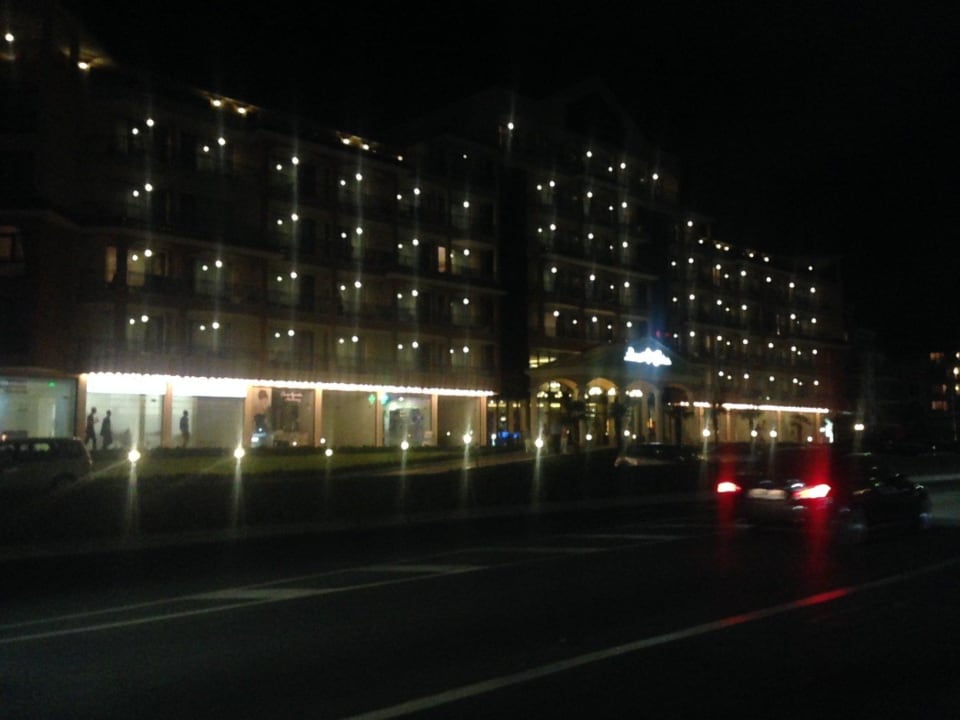 Außenansicht abends von der Straße Hotel&SPA Diamant Residence