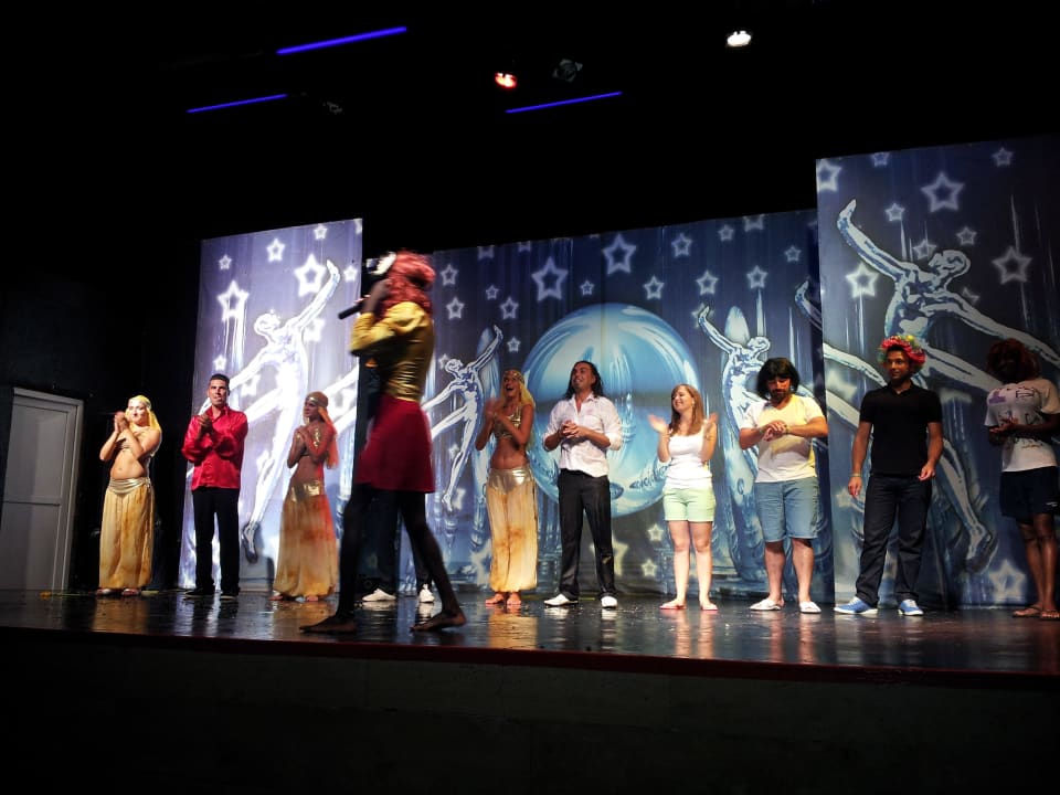 Animationteam außer links die zwei Männer Greenwood Kemer Resort