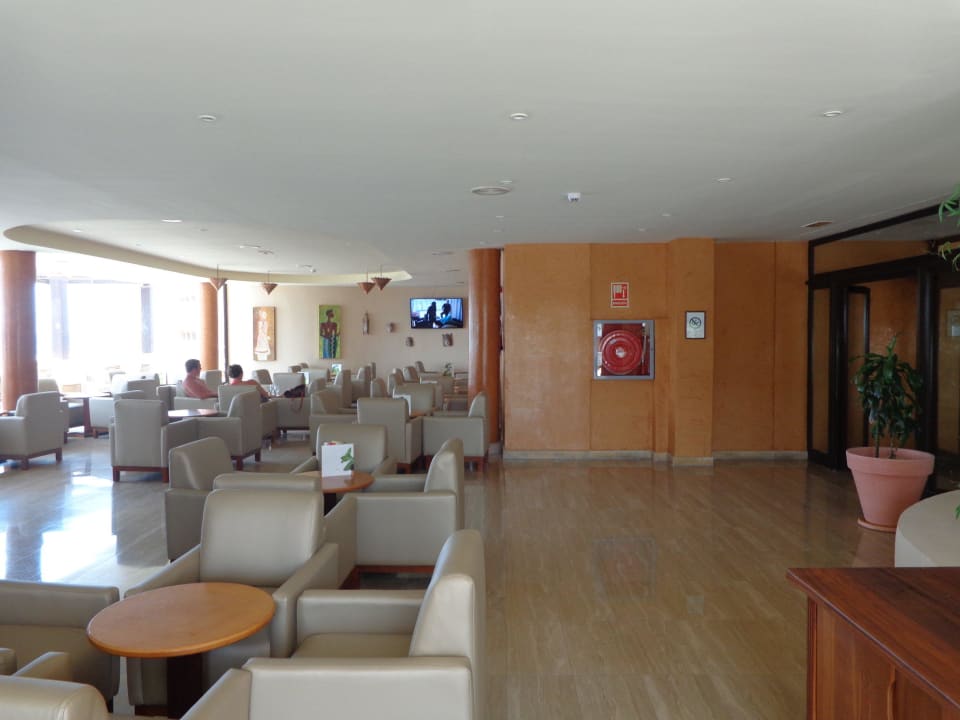 Innenbereich der Lobby Bar Iberostar Waves Playa Gaviotas