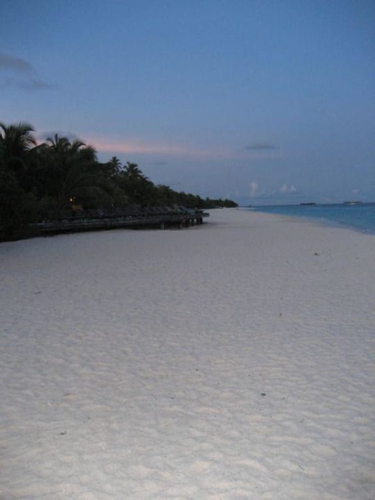 Menschenleerer Strand Kuredu Island Resort & Spa