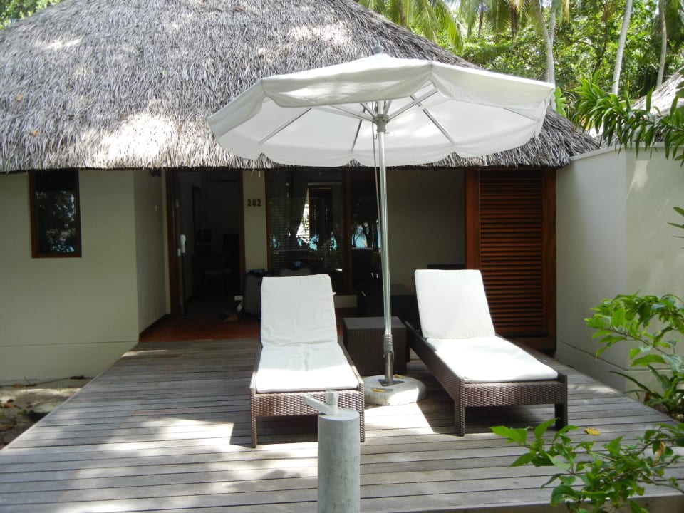 Terrasse und Eingangsbereich in die DBVwJ Kuramathi Maldives