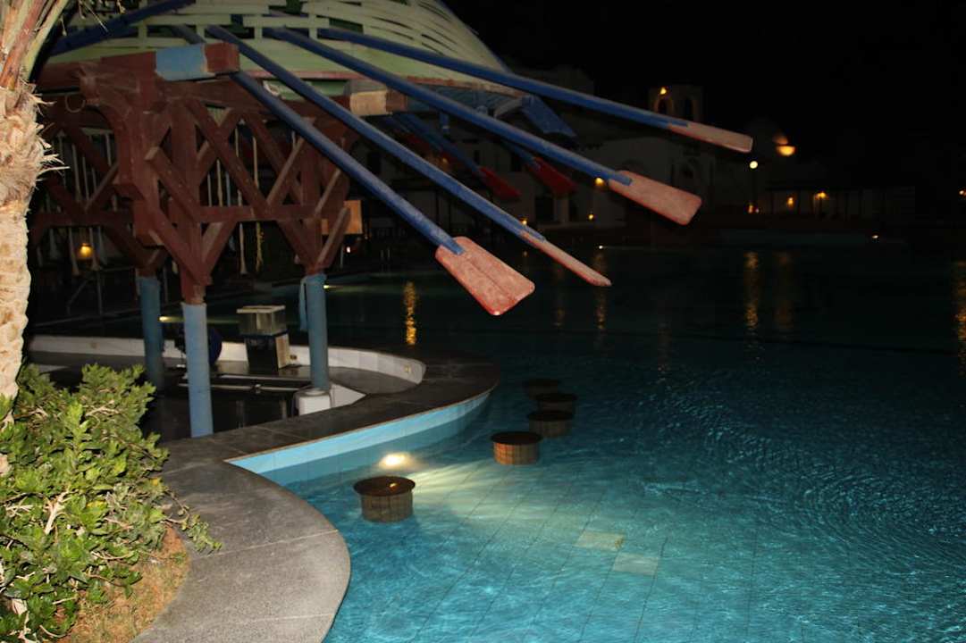 Poolbar bei Nacht Arabella Azur Resort