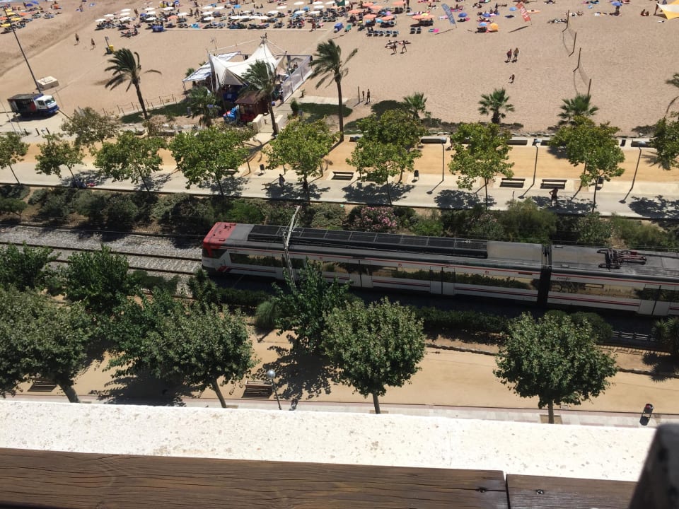 Blick vom Dach Zug nach Barcelona, Bahnhof ist 1km Hotel GHT Maritim