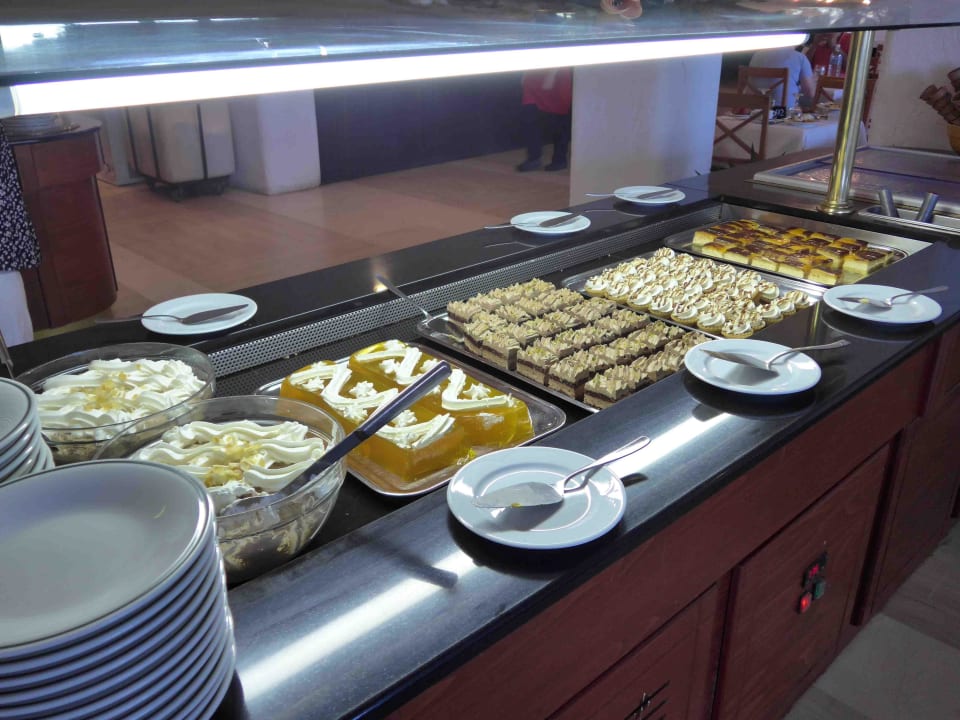 Übersichtliches Dessertbuffet  Corfu Holiday Palace Hotel