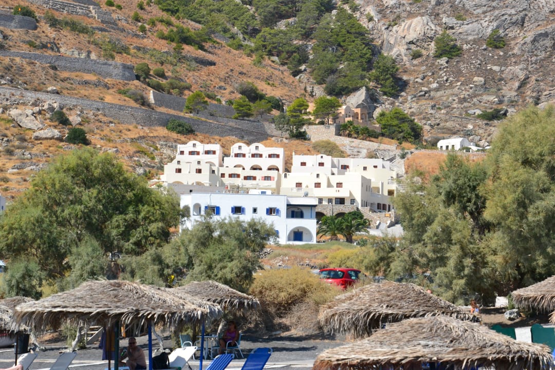Blick vom Strand auf Epavlis (im Hintergrund) Hotel Epavlis