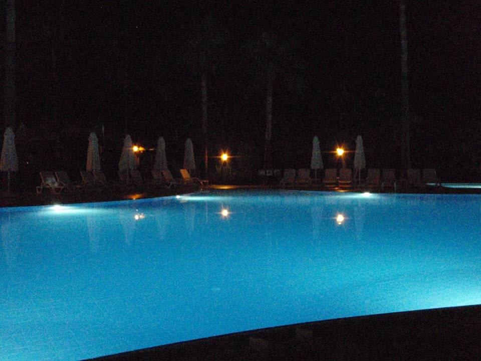 Abendstimmung am Pool Iz Flower Side Beach Hotel