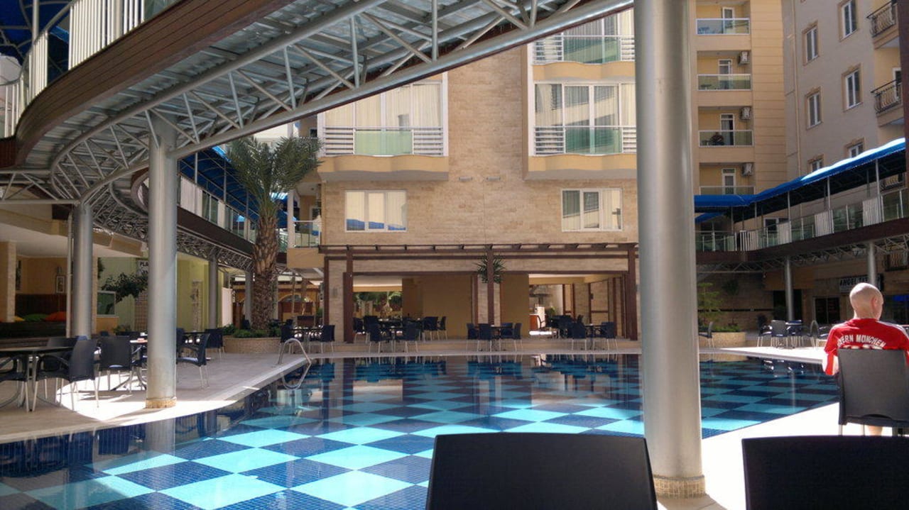 Frühstück am Pool Tac Premier Hotel & Spa