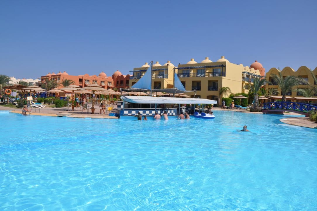 Bar w basenie Titanic Beach Spa & Aqua Park