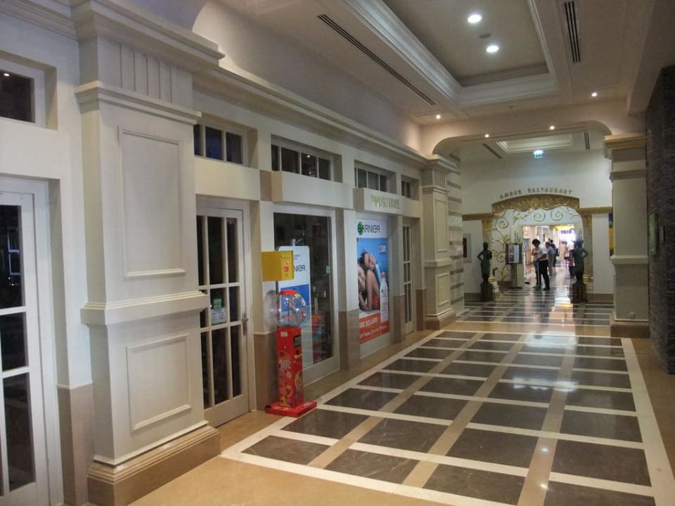 Shop-Promenade in der Lobby (zum Restaurant) Hotel Delphin Diva