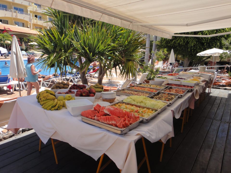 Salat-Buffet beim Barbecue an der Poolbar R2 BUGANVILLA Hotel & Spa