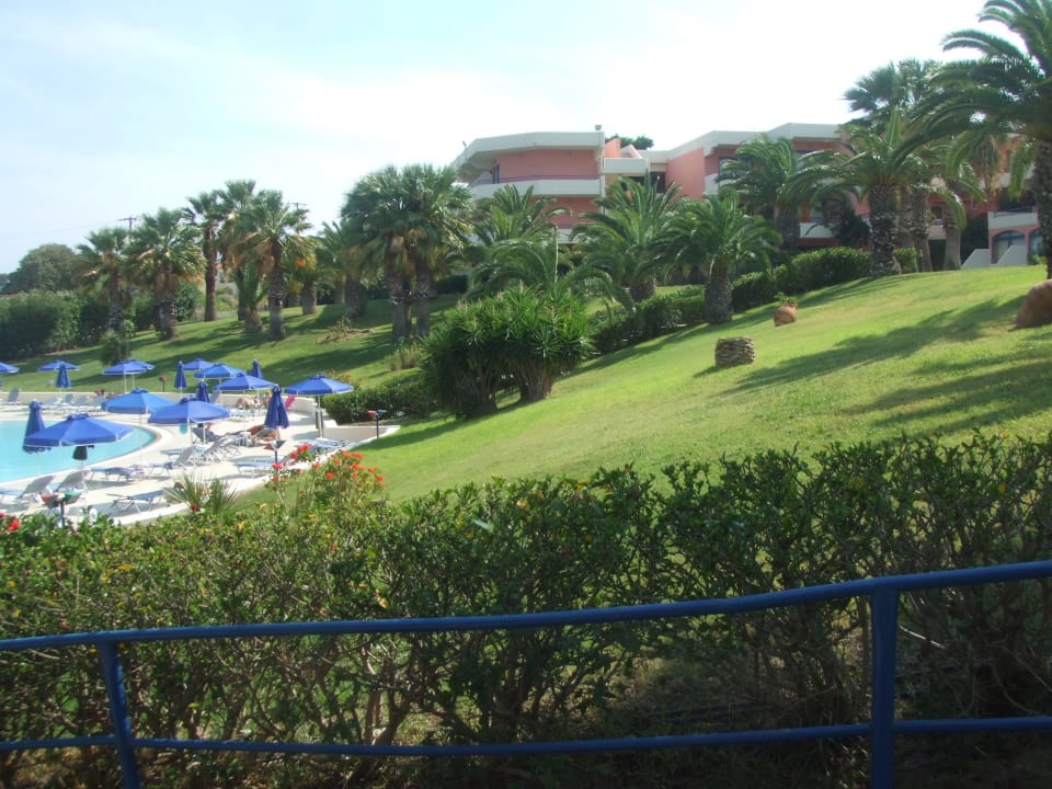 Teil Poolanlage mit Palmen Kresten Palace Hotel