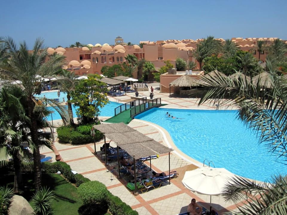 Blick auf den Familienpool mit Poolbar Jaz Makadi Oasis Resort