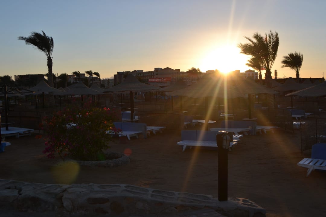 Закат на пляже Riviera Aqua Park Resort