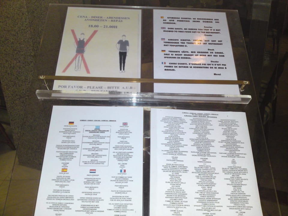 Männer bitte lange Hose am Abendbuffet! Bull Escorial & Spa