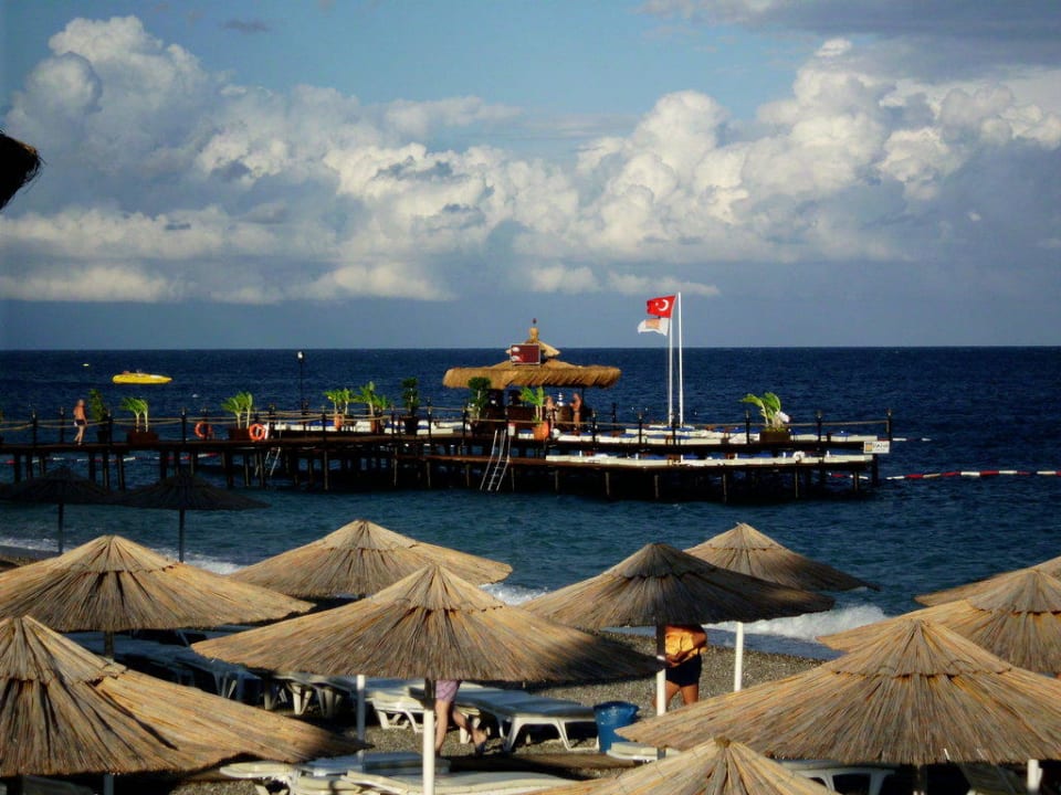 Blick auf den wunderschönen Badesteg Emelda Sun Club
