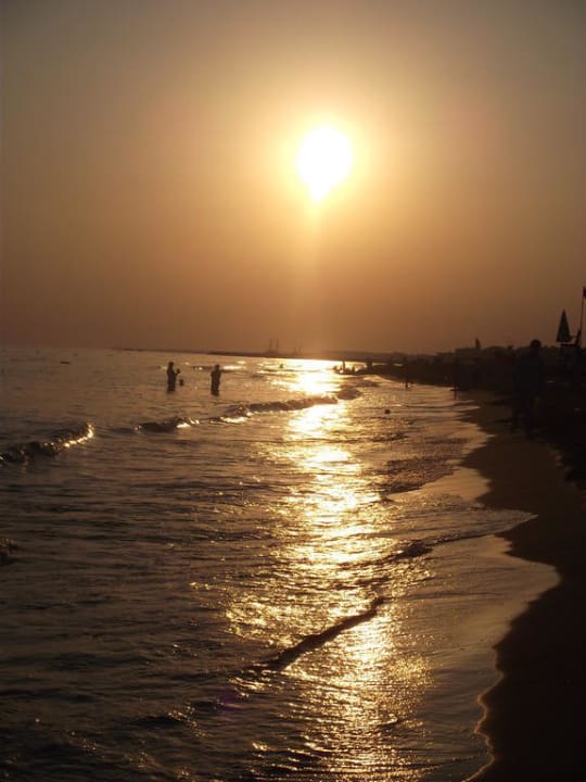 Sonnenuntergang am Strand Hotel Miramare Beach