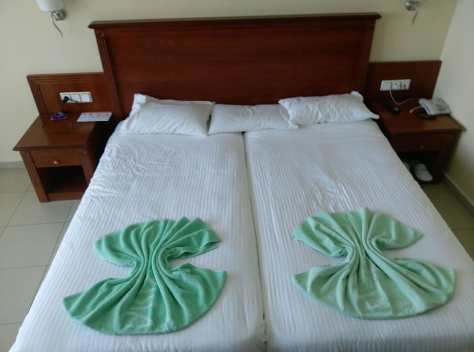 Betten mit frischen Strandtüchern Vantaris Palace