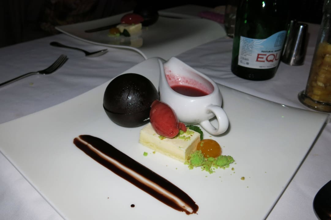 Giant Chocolate Ball, VOR heißer Sauce The Laguna A Luxury Collection Resort & Spa